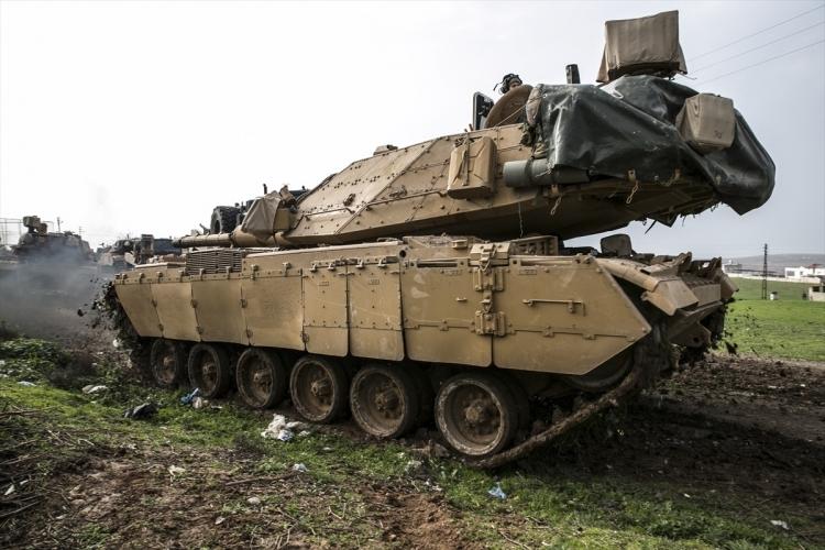 <p>Türkiye'nin farklı birliklerinden tırlarla takviye amaçlı gönderilen tanklar, Hatay'ın Hassa ve Kırıkhan ilçelerinden geçerek Reyhanlı'ya ulaştı.</p>

<p> </p>
