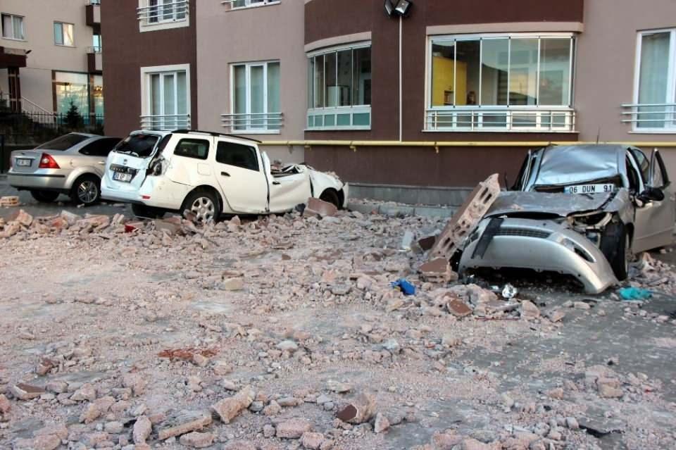 <p>Polis ekipleri vatandaşın mağdur olmaması için zarar gören araçlar için tutanak tutarken, itfaiye ekipleri de olumsuzluk yaşanmaması için çalışmalarını sürdürdü. </p>