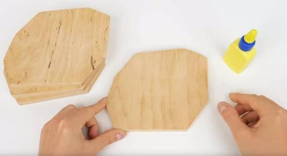 <p>Tahtayı kesebilmek için makinelerden de faydalanmayı ihmal etmiyor.</p>
