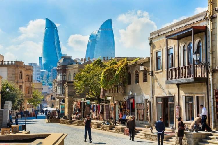 <p><strong>Azerbaycan</strong></p>
<p>30 gün vizesiz.</p>
<p>Konuyla ilgili olarak Dışişleri Bakanı Çavuşoğlu, 1 Eylül 2019'dan itibaren Azerbaycan ile vizelerin kaldırılacağını açıklamıştı. </p>