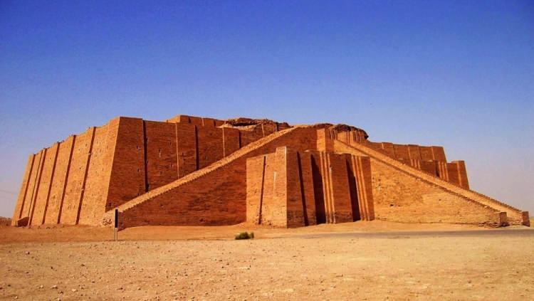 <p><strong>Irak</strong></p>
<p>Kapıda vize uygulaması var. 10 gün vizesiz.</p>
<p>Umuma mahsus (Bordo) pasaport sahibi Türk vatandaşları sadece Türkiye’den havayoluyla direk Bağdat, Basra, Musul, Erbil ve Süleymaniye’ye gidişlerinde havalimanında 10 gün kalışlı Irak vizesini ücretsiz olarak alabiliyor.</p>
<p>Karayolu ile Irak’a seyahat etmek isteyenlerin Irak’ın dış temsilciklerinden vize almaları gerekiyor.</p>