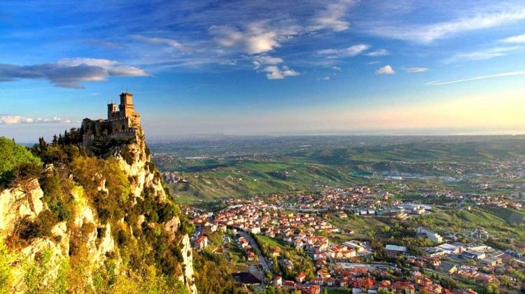 <p><strong>San Marino</strong></p>
<p>İtalya içerisinde minik bir şehir devleti olan San Marino, Türk vatandaşlarına vizesiz ancak ülkenin kendi havalimanı olmadığı için ilk durağınız İtalya olacak. İtalya topraklarından geçeceğiniz için Schengen vizesi gerekiyor. San Marino'ya giriş çıkışta pasaport kontrolü yapılmıyor.</p>