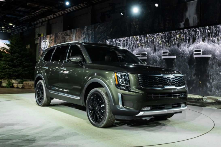 <p>2020 için yepyeni olan Kia Telluride , 10 üzerinden 8,6 puanla orta büyüklükteki SUV sıralamasının en üstünde yer alıyor. Yeni Kia, çekici bir kabin tasarımı ve dengeli bir sürüş sunuyor. Üç sıra halinde sekize kadar oturulabilir.</p>