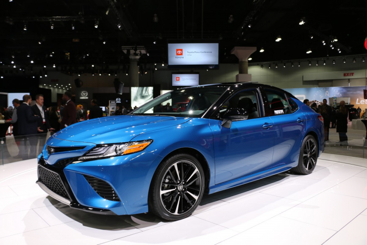 <p>Camry'nin içi yakışıklı bir tasarım ve yüksek kaliteli malzemelerle etkileyici. Kör nokta izleme, arka çapraz trafik uyarısı ve arka çapraz trafik frenlemesi, yaya algılama özellikli çarpışma öncesi fren sistemi, direksiyon destekli şerit kalkış uyarısı, otomatik uzun farlar ve uyarlanabilir hız sabitleyici gibi özellikleri bulunuyor.</p>