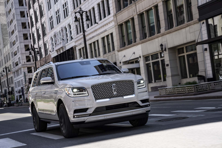 <p>En İyi Lüks SUV:<strong> 2020 Lincoln Navigator </strong></p>
<p>US News Genel Puan: 8.8 / 10<br />
<br />
Fiyat: 73.200 dolar<br />
<br />
Performans Puanı: 8.0 / 10<br />
<br />
İç Skor: 8.9 / 10</p>