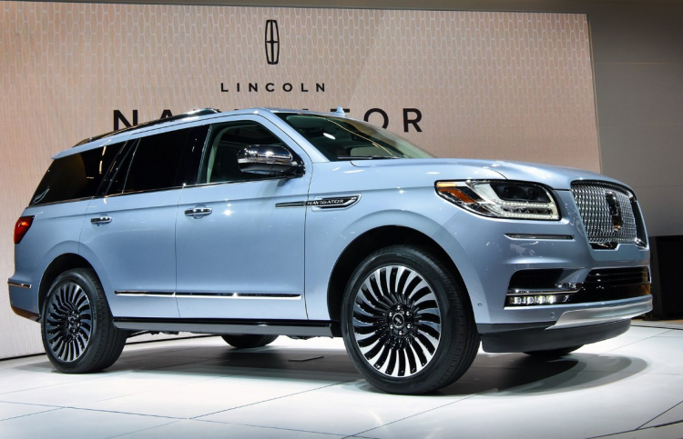 <p>Lincoln'ün yeni teknolojisi sayesinde Navigator sahipleri artık araç anahtarını yanlarında taşımak zorunda da değiller. Çünkü akıllı telefonları aracılığıyla aracı kilitlemek, bagajı açmak hatta çalıştırabilmek gibi imkanları var.</p>
<p> </p>