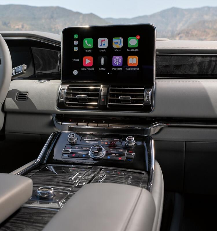 <p>Lincoln, Navigator'deki yeni görünüm paketleri ve yeni donanımlar dışında bir değişiklik olmadığını da belirtiyor. Yani araç yine 3.5 litrelik V6 EcoBoost motor ve 10 ileri otomatik şanzıman ile satılmaya devam edecek.</p>