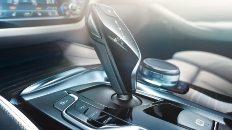 <p>BMW 520i Special Edition, sürüş deneyiminizi daha güvenli ve daha konforlu kılacak bir dizi akıllı asistan sistemi ve yenilikçi teknolojilere sahip donanımlar sunuyor. </p>