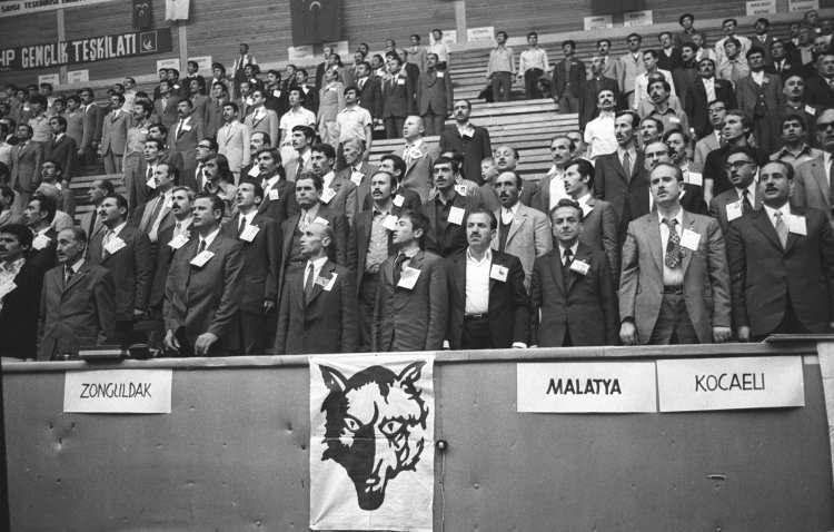 <p>Yalçın, 1977'de CHP'nin Meclis Başkanı adayı Cahit Karakaş'ın desteklenmesi, 1991 yılında kurulan DYP-SHP koalisyonuna güvenoyu verilmesinin bunun örnekleri olduğunu anlattı.</p>