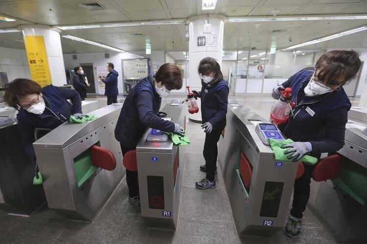<p>-El hijyenine dikkat edilmelidir. Eller en az 20 saniye boyunca sabun ve suyla yıkanmalı, sabun ve suyun olmadığı durumlarda alkol bazlı el dezenfektanı kullanılmalıdır. Antiseptik içeren sabun kullanmaya gerek yoktur, normal sabun yeterlidir.</p>

<p>-Eller yıkanmadan ağız, burun ve gözlerle temas edilmemelidir.</p>

<p>-Hasta insanlarla temastan kaçınmalıdır (mümkün ise en az 1 m uzakta bulunulmalı).</p>

<p>-Özellikle hasta insanlarla veya çevreleriyle doğrudan temas ettikten sonra eller sık sık yıkanmalıdır.</p>

<p>-Öksürme veya hapşırma sırasında burun ve ağızın tek kullanımlık kağıt mendil ile örtülmesi, kağıt mendilin bulunmadığı durumlarda ise dirsek içinin kullanılması, solunum hijyen önerilerine dikkat edilmesi, mümkünse kalabalık yerlere girilmemesi, eğer girmek zorunda kalınıyorsa ağız ve yüzün kapatması, mümkünse tıbbi maske kullanması önerilmektedir.</p>

<p> </p>

<p> </p>

<p> </p>

<p> </p>

<p> </p>
