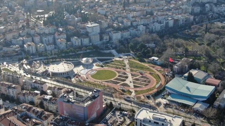 <p>Bursa Büşükşehir Belediye Başkanı Alinur Aktaş, yüzde 80 tamamlanan Millet Bahçesi'nin kapılarını İhlas Haber Ajansı'na açtı. Millet bahçelerinin Cumhurbaşkanı Recep Tayyip Erdoğan'ın vizyon projelerinden birisi olduğunu ifade eden Aktaş, "Millet Bahçesi içerisinde oluşturulan millet kütüphaneleri, ve vatandaşımızın gönlünce eğlenebileceği, dinlenebileceği nitelikli yeşil alanların oluşturulması konusu başta Büyükşehirler olmak üzere Türkiye'deki tüm şehirlerin ana konusu haline geldi.</p>
