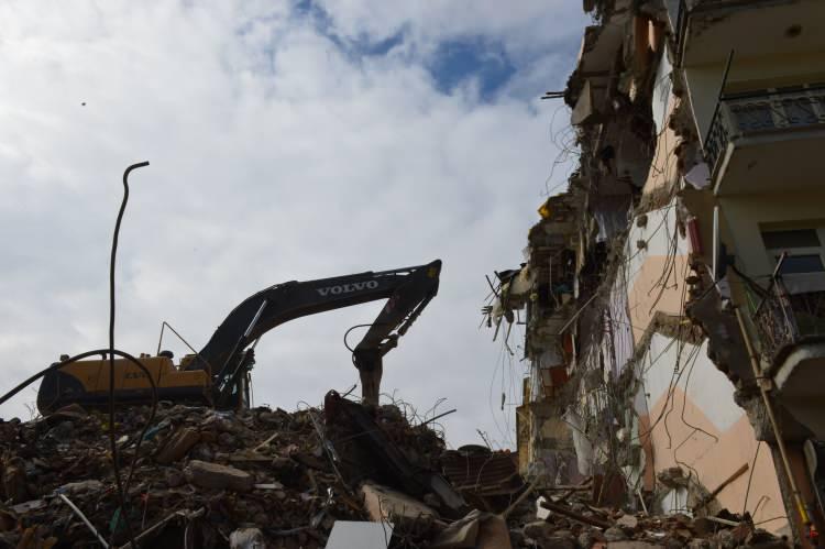 <p>Enkaz alanlarında aynı zamanda sürekli detay ayrıntıları gösterebilecek kapasitedeki droneler uçuruluyor. Ekiplerin göremediği baca ve çatılardaki hasar tespitleri de droneler vasıtasıyla belirleniyor. </p>

<p> </p>
