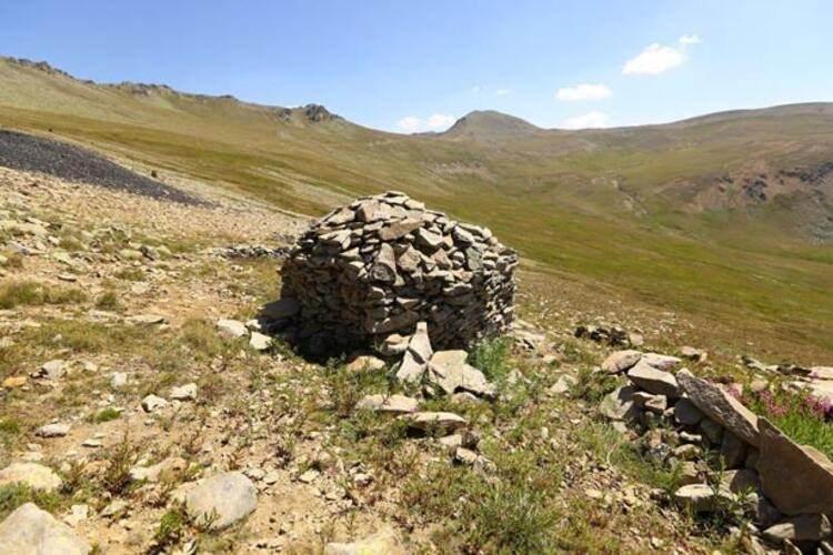 <p>Alan hem milattan önceki dönemlere, antik çağlara ait bilgileri, hem de günümüzün savaş izlerini barındıran önemli bir saha” ifadesini kullandı.</p>
<ul>
</ul>