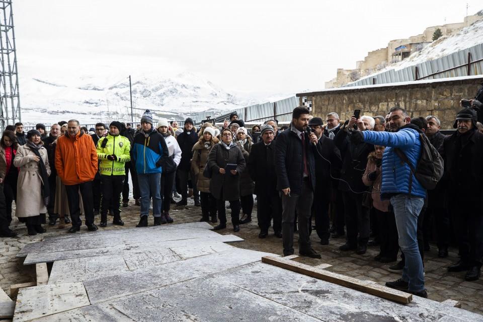 <p>Bu seyahatlerin, Avrupa'yı Türkiye'ye yakınlaştırma izlenimi oluşturma fırsatı verdiğini anlatan Silva, şöyle konuştu:</p>

<p> </p>
