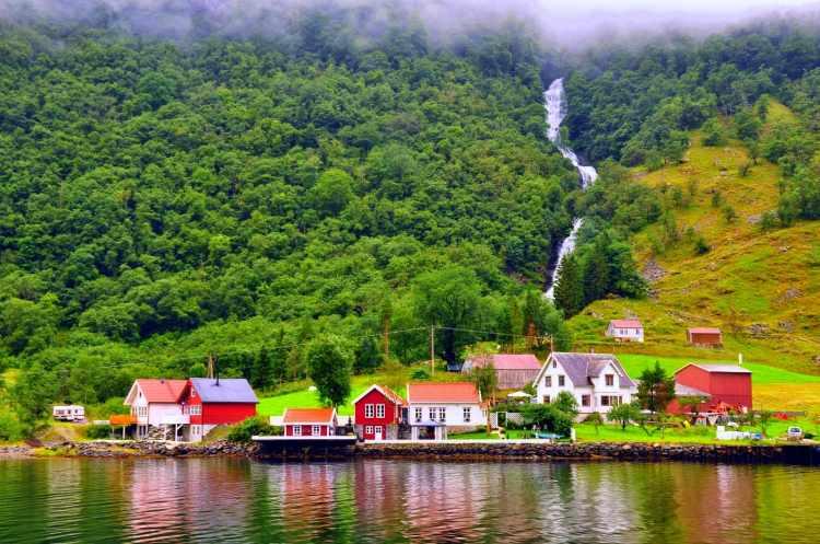 <p>20- NORVEÇ <br />
Kuzey Avrupa’nın en özel ülkelerinden Norveç… Ekonomik refahıyla tanındığı kadar doğal güzellikleriyle de insanı kendisine çekiyor. Yeşilin her tonunu barındıran, birçok şelale ve mimari yapıya ev sahipliği yapan ve Kuzey Işıkları’na sahip olan Norveç gidip de dönmek istenmeyen rotalardan… Ülkede yaşayan Türk sayısı: 21 bin.</p>

<p> </p>
