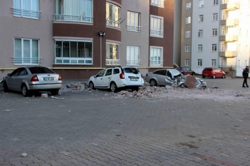 <p>Rüzgarın oluşturduğu hasar ise gün ağarınca ortaya çıktı. Çatıdan düşen parçalar araçların üzerine düşerken, çok sayıda araçta büyük çapta maddi hasar meydana geldi. </p>
