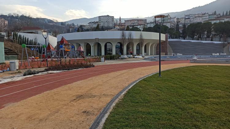 <p> Proje şehirdeki endemik bitki çeşitliliğini ortaya koyan bir botanik alan görevi görecek. 500 metrekare alanlı millet kıraathanemiz tabi ihtiyaca göre 7/24 uyumayan kütüphane şeklinde de kullanılabilir. Termal suların aktığı şadırvanlı çeşme, koşu pisti çim alanlar ve su gösteri alanları yer alacak. Şuan yüzde 80'ler düzeyinde nasip olursa da Şubat ortasında da deneme kullanımlarına başlayacak. Küçük detayları da bitirilip inşallah Bursalı hemşehrilerimizin hizmetine sunulmuş olacak" dedi.</p>