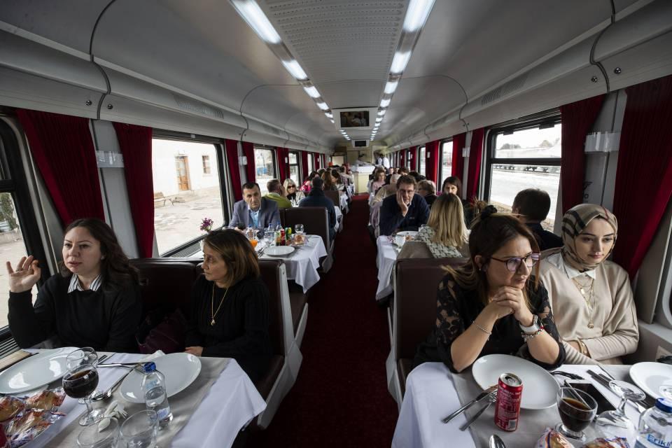 <p>AB Türkiye Delegasyon Başkanı Christian Berger'in eşi Marilena Georgiadou-Berger ise Turistik Doğu Ekspresi'nin şahane olduğunu belirterek, "Çok güzel bir tren, kesinlikle seyahat edilmeye değer. Manzara çok güzel, herkes ömründe bir defa bu seyahati yapmalı." değerlendirmesinde bulundu.</p>

<p> </p>
