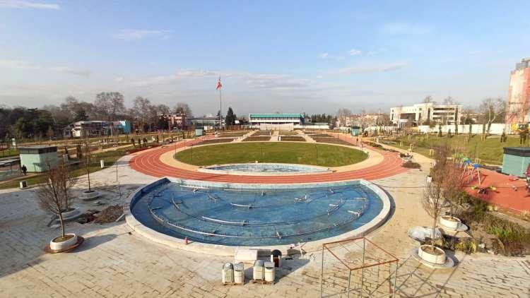 <p>Proje tamamen Bursa Büyükşehir Belediyesi tarafından hazırlanmış, yapım maliyetleri bakımından Çevre ve Şehircilik Bakanlığı tarafından harekete geçirilmiş bir proje, sırada da gökdere var biliyorsunuz. Burası şehrin en yoğun yaya akslarından bir tanesi, 485 araçlık yer altında otoparkımız var.</p>