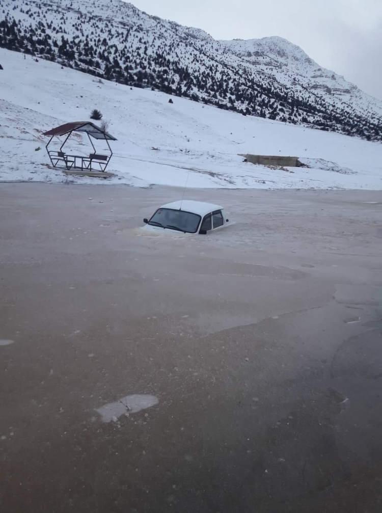 <p>Sürücü canını zor kurtarırken, bir süre sonra aşırı soğuktan dolayı su birikintisi buz tutunca otomobil çıkartılamadı. Ölümden son anda kurtulan sürücü ise çaresizce başka bir araçla evine gitti. Otomobil buz tutan su birikintisinin içinde kaldı.</p>