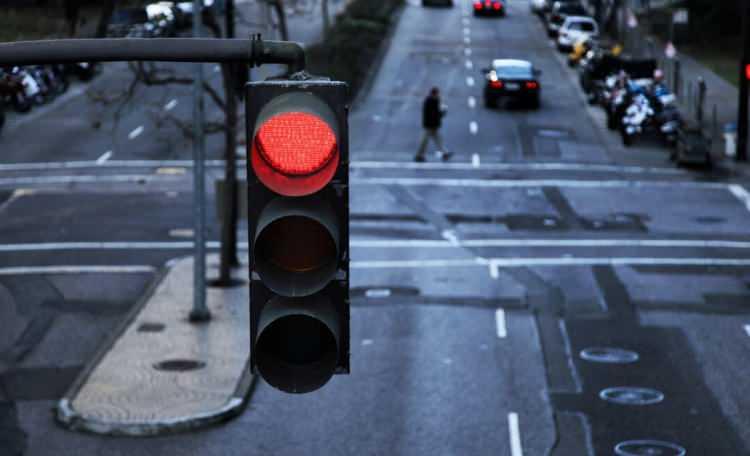 <p>Trafik ışıklarında yeni dönem resmen başlıyor! Sürücü bunu yaparsa artık kırmızı ışık yeşile dönmeyecek! Peki bu ne demek?</p>

