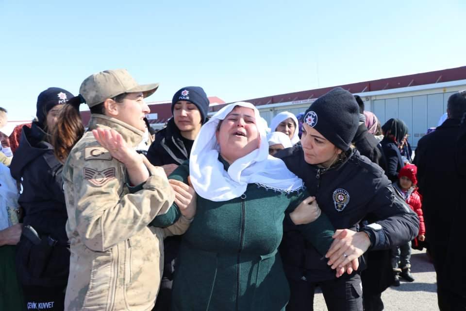 <p>Alandan, Türkçe ve Kürtçe ağıtlar yükseldi.</p>
<p> </p>