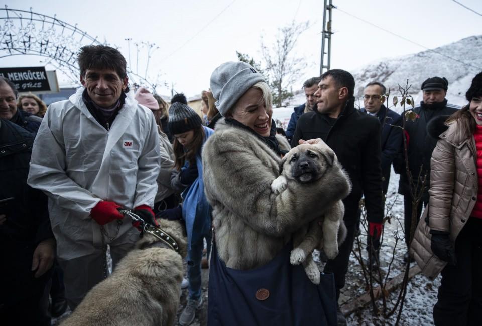 <div><strong>"Doğu Ekspresi'ndeki yolculuk muhteşem bir deneyim"</strong></div>

<div> </div>

<div>Hollanda'nın Ankara Büyükelçisi Marjanne de Kwaasteniet de ilk kez bindiği Turistik Doğu Ekspresi'ndeki yolculuğunu "muhteşem bir deneyim" olarak nitelendirerek, Sivas'ın Divriği ilçesinin çok etkileyici olduğunu söyledi.</div>
