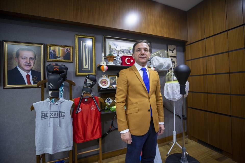 <p>Sporun birçok dalıyla ilgilenen Ödünç, Ankara Ümitköy'deki bir spor kompleksinde yaptığı boks antremanından sonra AA muhabirinin sorularını yanıtladı.</p>

<p> </p>
