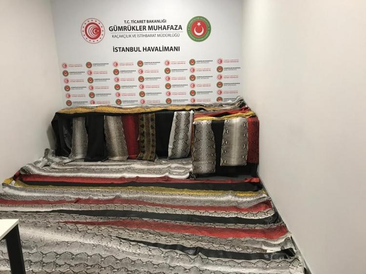 <p>- Uyuşturucuda rekor yakalama</p>
<p>Gümrük Muhafaza ekiplerince İstanbul Havalimanı'nda gerçekleştirilen bir operasyon sonucu Türkiye havalimanlarında bugüne kadar yapılan en büyük miktardaki uyuşturucu yakalamasına da 2019'da imza atıldı.</p>
<p>Yakalanan uyuşturucunun ağırlığının rekor miktarda oluşu kadar, cinsi de dikkati çekti. Gümrük Muhafaza ekiplerince ele geçirilen maddenin, yeni nesil uyuşturuculardan Kratom maddesi olduğu tespit edildi. Dünyada bugüne kadar sayılı kolluk teşkilatı tarafından yakalandığı belirlenen madde, Türkiye’de ilk defa Gümrükler Muhafaza Genel Müdürlüğü birimleri tarafından ele geçirildi.</p>
<p>Rekor yakalamaya konu toplam 1745 kilogram Kratom cinsi uyuşturucu maddenin yaklaşık piyasa değerinin 70 milyon olduğu belirlendi.</p>
