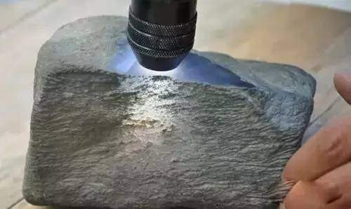 <p>Taşın altından servet değerinde Zümrüt çıktı.</p>