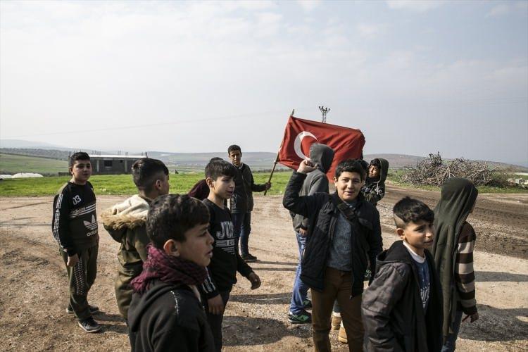 <p>Tankların geçişi sırasında bazı çocuklar "en büyük asker bizim asker" şeklinde slogan atıp Türk bayrağı açtı.</p>

<p>​</p>
