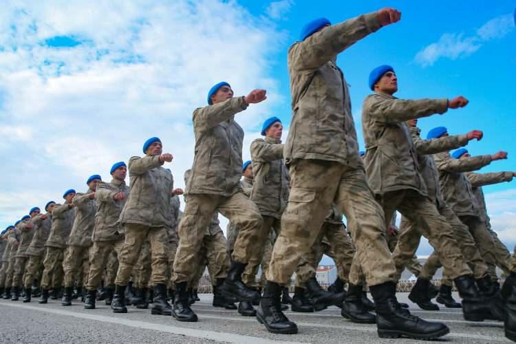 <p>Oğluna ağlayarak sarılan Baykuş'u gören Korgeneral Çitil, annenin yanına giderek tebrik etti ve Onbaşı Baykuş'a annesini göstererek, "Onun elini, ayağını öp. Bu halde gelmiş." dedi. </p>
