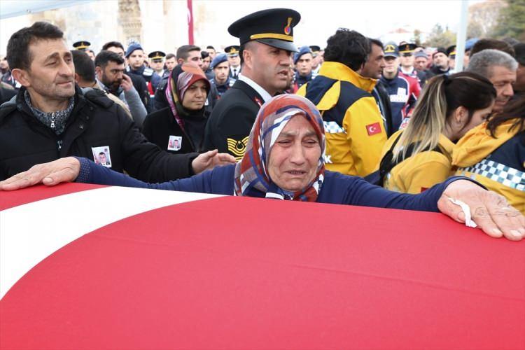 <p> Törende, şehidin yakınları tabuta sarılarak göz yaşı döktü.</p>
