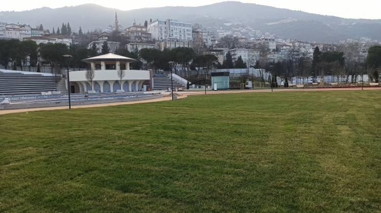<p>Bursa olarak ta bunun ilkini gerçekleştiriyor olmanın heyecanını yaşıyoruz. Yine dönem başında şunu ifade etmiştik. Biz Bursa'yı yeşil Bursa ile gerçek anlamda buluşturacağız. Nitelikli yeşil alanlar oluşturacağız ve bunun ilkinin de eski Atatürk Stadyumu'nun Millet Bahçesi olacağını ifade etmiştik. 42 bin metrekarelik bu alanımızda artık tabiri yerindeyse işin son demlerine geldik. Öncelikle projede emeği geçen herkese çok teşekkür ediyorum.</p>

