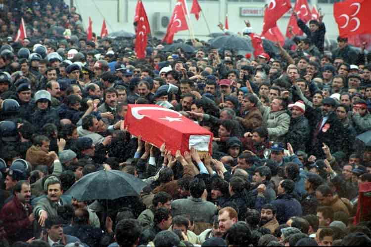 <p>Kongrenin yapılacağı otelin önüne Meral Akşener, Koray Aydın, Sinan Oğan ve Ümit Özdağ aynı araçla geldi. Hazırlanan ortak basın bildirisi eski MHP Grup Başkanvekili Yusuf Halaçoğlu tarafından okundu.</p>
