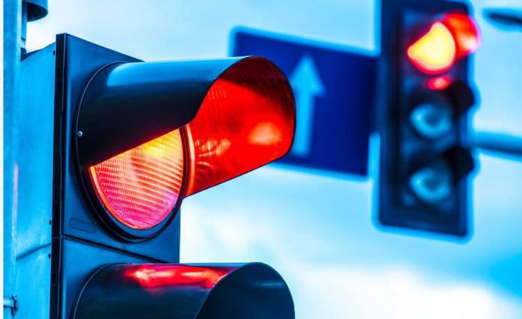 <p>Yeni sistemde trafik ışıkları, korna seslerinin 85 desibeli aşması halinde sıfırlanıyor ve sürücüler daha fazla bekliyor.</p>
