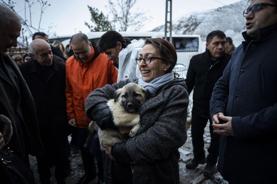 <p>Ani Harabeleri'ni daha önce gördüğünü ifade eden Cvitanovic, "Öyle bir yer ki bir kere gördükten sonra unutmak mümkün değil, çok özel bir yer. Ben Türkiye'nin bütün bölgelerini seviyorum ama bu bölgenin özel olduğunu düşünüyorum. Sarıkamış'ı çok görmek istiyorum, yürüyüş açısından oldukça etkileyici bir yermiş. Çok güzel tesisler ve yerler var." değerlendirmesinde bulundu.</p>

<p> </p>
