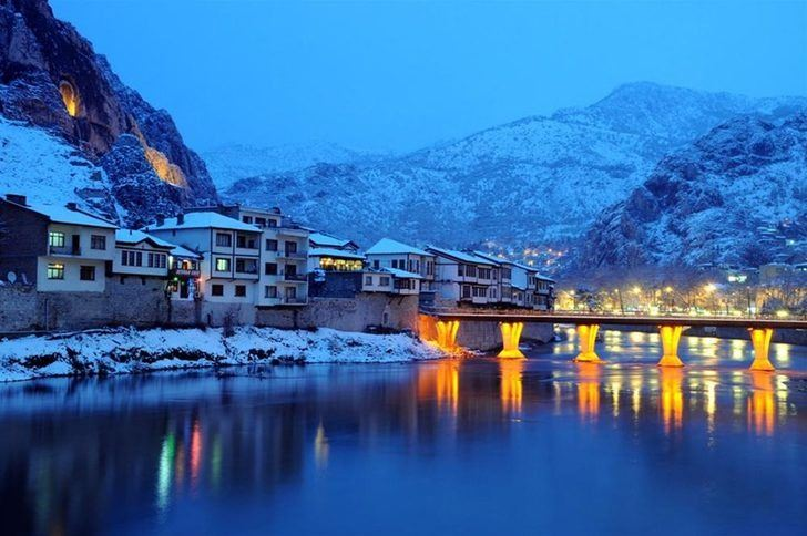 <p>AMASYA:  337 bin 800 kişi.</p>

<p> </p>
