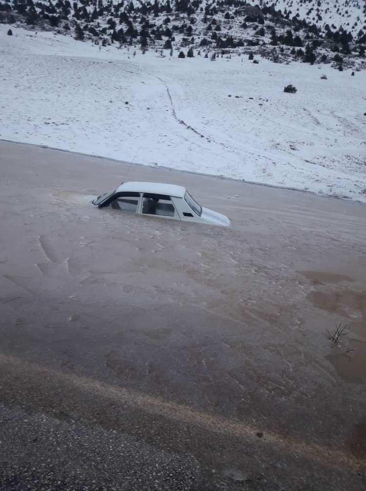 <p>Yollarda buzlanma meydana geldi. Bu nedenle bir sürücünün otomobili kayıp yol kenarındaki su birikintisine düştü. </p>
