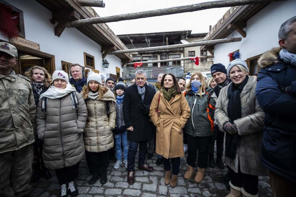 <p>Dolayısıyla böyle seyahatlerin siyasi katma değerinin olduğunu düşünüyorum. </p>
