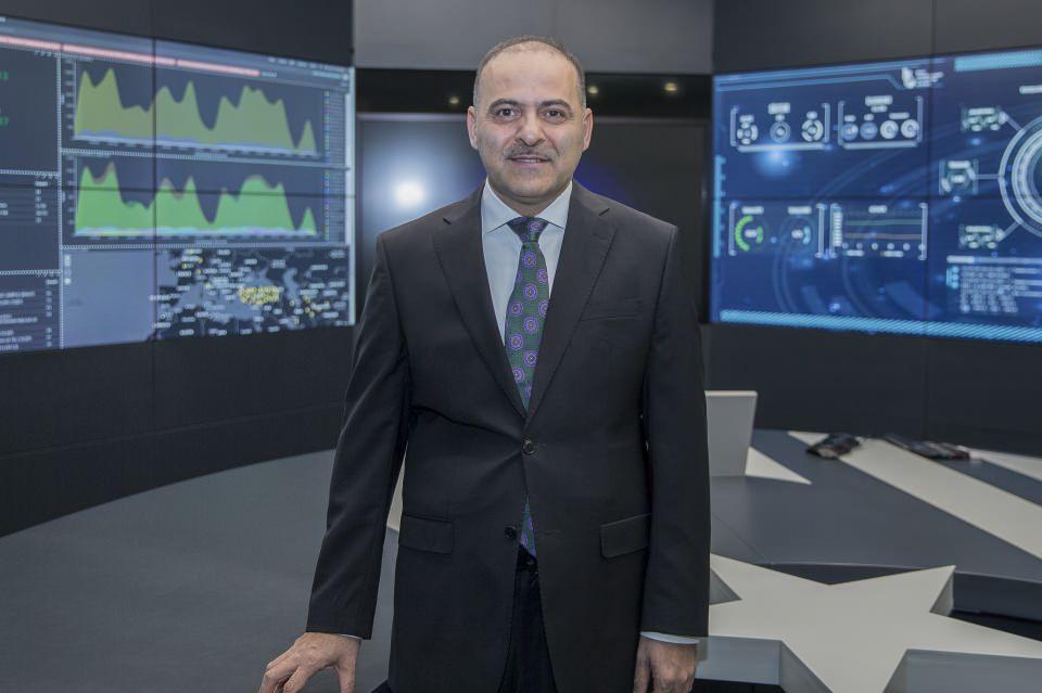 <p><strong>"Saha ölçümleri merkezi olarak denetlenecek" </strong></p>
<p>Milli Monitör Merkezi'nde, ülkenin elektromanyetik alan maruziyetinin insan ve çevre sağlığını etkilememesi için sahada yapılan ölçümlerin merkezi olarak denetleneceği bilgisini veren Sayan, Türk mühendislerinin yoğun bir Ar-Ge çalışmasının ürünü olarak tasarlanan sistemin, ileri seviye yazılım ve donanım teknolojilerinden oluştuğunu dile getirdi.</p>
<p>Sayan, BTK Akademinin ise gençlerin yetişmesine katkı sağlamak için başta siber güvenlik ve 5G teknolojileri olmak üzere, bilişim sektörünün nitelikli insan kaynağı ihtiyacını karşılamak için tamamen ücretsiz ve online eğitimlerle çalışmalarına hız kesmeden devam ettiğini sözlerine ekledi.</p>