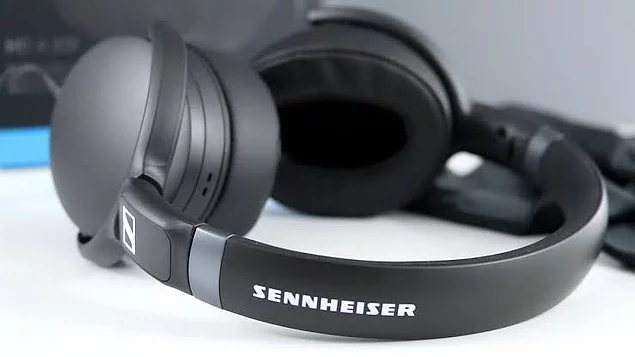 <p><strong>Sennheiser HD 4.30i</strong></p>

<p>Ses Çıkışı: Stereo</p>

<p>Bağlantı Tipi:mKablolu</p>

<p>Hassasiyet: 120 dB</p>

<p>Empedans: 18 Ohm</p>

<p>Mikrofon: Var</p>

<p>Uzaktan Kumanda: Var</p>

<p>Kablo Uzunluğu: 140 cm</p>

<p>Frekans (Düşük): 18 Hz</p>

<p>Fiyat: 749 TL</p>

<p> </p>
