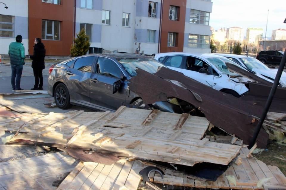 <p>Aracı zarar gören bir vatandaş, büyük bir ses geldiğini, aşağı indiklerinde araçlarının üzerine çatı parçaları düştüğünü gördüklerini söyledi.</p>