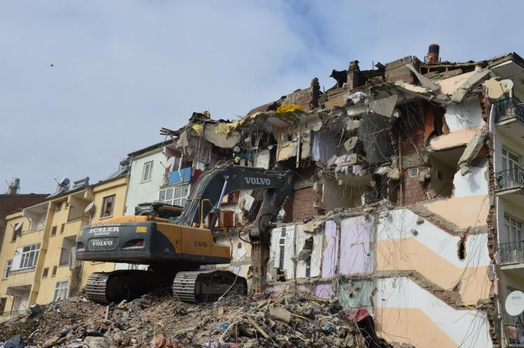 <p>Hem lazer tarayıcı cihazı hem de dronelerden gelen görüntüler, mobil araçtaki cihazlarla zemin, beton, dayanıklılık, demir ve hatta demirdeki paslanma detayına kadar bütün özellikler ölçülüyor.</p>
<p> </p>