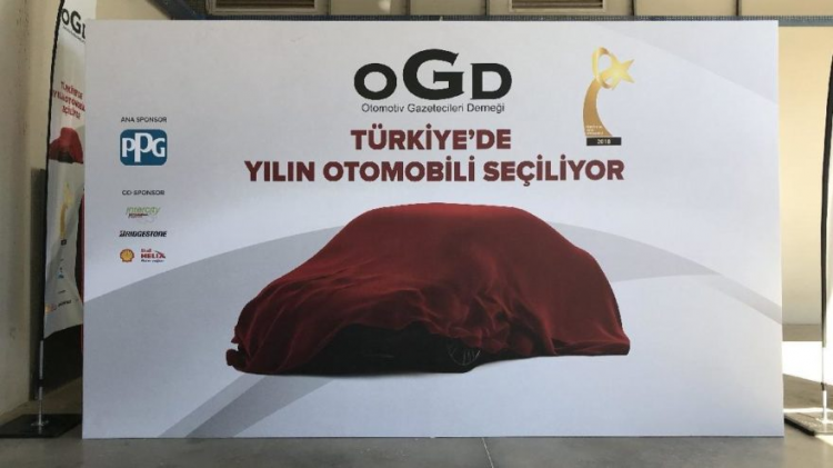 <p>Otomotiv Gazetecileri Derneği (OGD), tarafından bu yıl 5'incisi düzenlenecek olan <strong>“Türkiye'de Yılın Otomobili”</strong> seçimi için adaylar belli oldu. İki aşamalı yarışmaya <strong>“Yılın Otomobili”</strong> olmak için 16 <strong>“yeni”</strong> model katılıyor.</p>
