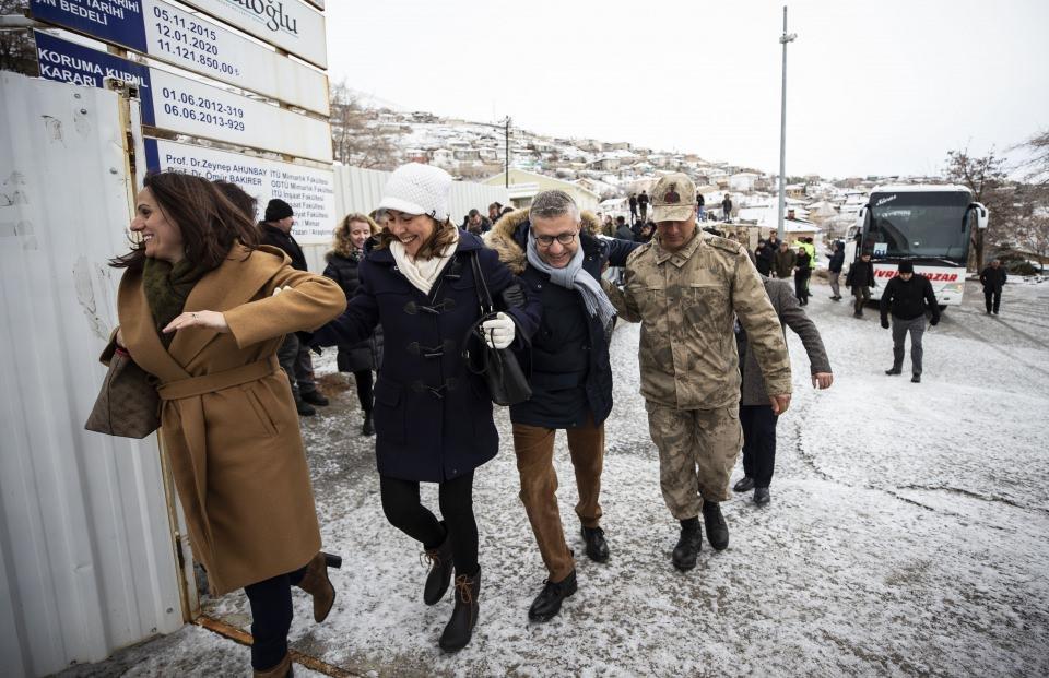 <div><strong>Divriği'de sofistike sanat eseri gördüklerine dikkati çeken Kwaasteniet, şöyle konuştu:</strong></div>

<div> </div>

<div>"Aynı rafineliği Avrupa'da aynı dönemde görmek mümkün değil. Dolayısıyla bu eserin gotik sanatçıları çok etkilediğini düşünüyorum. Gerçekten çok özeldi. Ayrıca trende olmak çok eğlenceli. Trende bir topluluk içindeyiz, topluluk içinde birbirimizle yakınlaşma fırsatı bulduk. Beraber yemek yedik, dışarıyı seyrettik, sohbet ettik. Her şey çok güzel."</div>
