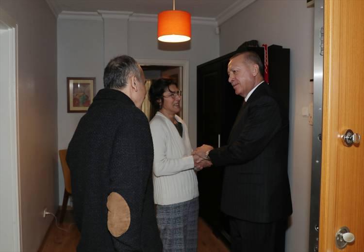 <p>Türkiye Cumhurbaşkanı Recep Tayyip Erdoğan, AK Parti İstanbul Milletvekili Markar Esayan'ı evinde ziyaret etti. Esayan, geçirdiği rahatsızlık nedeniyle uzun süredir tedavi görüyordu.</p>
