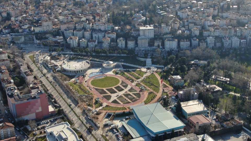 <p>Bursa Atatürk Stadyumu'nun yıkılmasının ardından Büyükşehir Belediyesi tarafından projelendirilen ve içinde Millet Kütüphanesi'nin de bulunduğu Millet Bahçesi'nde sona gelindi. Yüzde 90'u tamamlanan Millet Bahçesi bu ay açılacak.</p>
