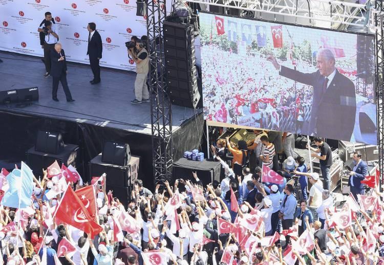 <p>- Muhalifler harekete geçti</p>

<p>MHP'nin, yüzde 11,9 oy alarak 42 milletvekili çıkardığı 1 Kasım 2015 genel seçimlerinin ardından partide muhalif sesler yükselmeye başladı.</p>

<p>Bahçeli, 15 Kasım 2015'te seçim sonuçlarını değerlendirmek üzere il başkanlarını Ankara'da topladı. Toplantı sonrası yapılan açıklamada "birlik" mesajı verilmesine rağmen Sinan Oğan, Koray Aydın ve Meral Akşener, partide değişim istediklerini belirterek genel başkanlığa aday olduklarını açıkladı.</p>
