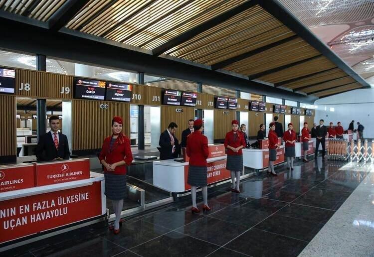 <p>Ama bunlardan sadece 8 tanesi yetki belgesine sahip. Buralardan da kabin memuru adayları geliyor. Türk Hava Yolları ile DO&CO ortaklığında görev yapan ancak geçtiğimiz günlerde tasarruf tedbirleri içinde işlerine son verilen 194 uçan şef için kabin memuru olarak başvuruda öncelik tanınacak.</p>
<p> </p>
